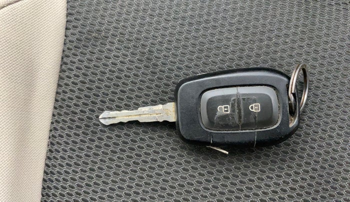 2022 Renault TRIBER RXT, Petrol, Manual, 1,01,210 km, Key Close Up