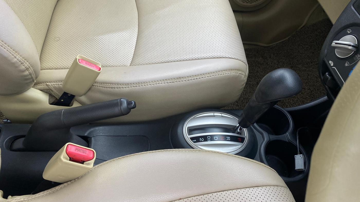 2014 Honda Brio VX AT, Petrol, Automatic, 48,502 km, Gear Lever