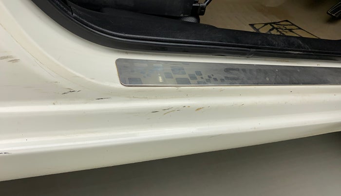 2015 Maruti Swift ZDI, Diesel, Manual, 1,34,650 km, Right running board - Minor scratches