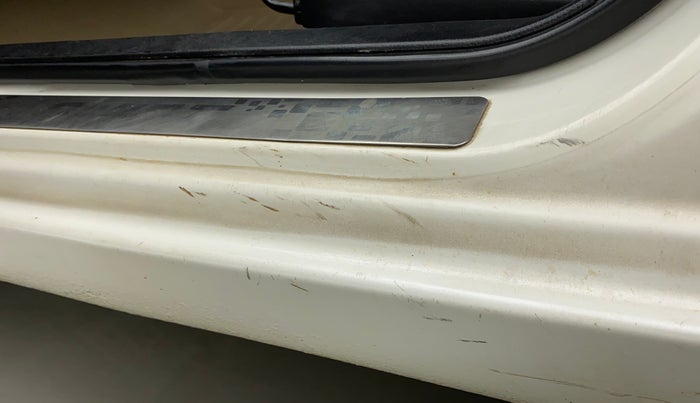 2015 Maruti Swift ZDI, Diesel, Manual, 1,34,650 km, Left running board - Minor scratches