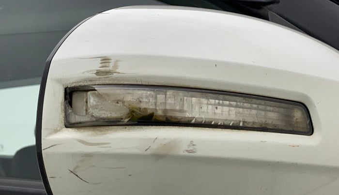 2015 Maruti Swift ZDI, Diesel, Manual, 1,34,650 km, Right rear-view mirror - Indicator light has minor damage