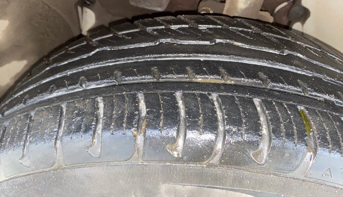 2018 Renault Duster RXS CVT, Petrol, Automatic, 32,660 km, Left Front Tyre Tread