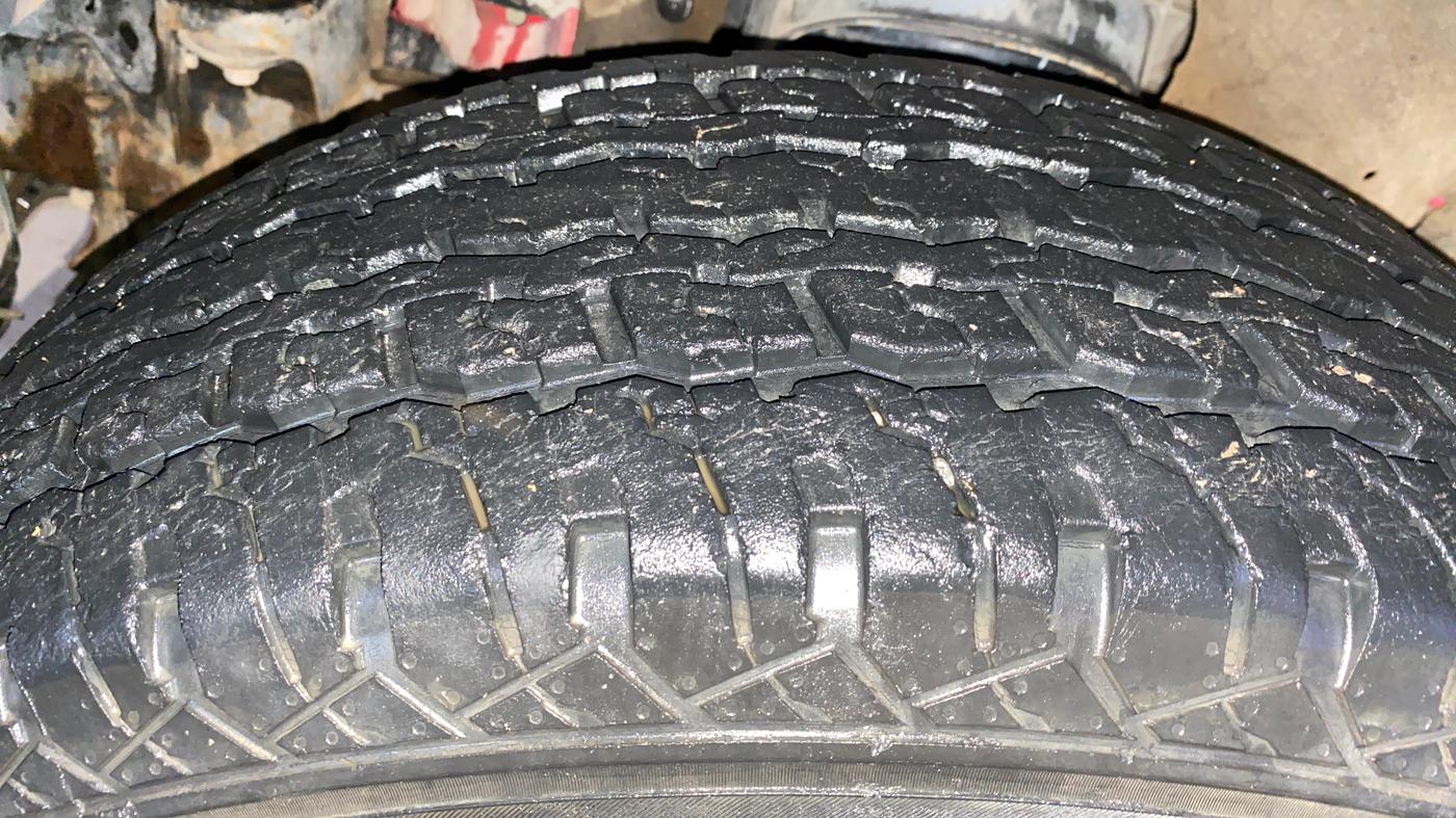 2021 Mahindra Thar LX  P 4WD AT CONVERTIBLE, Petrol, Automatic, 32,876 km, Left Front Tyre Tread