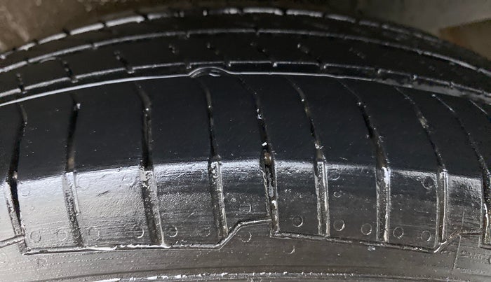 2017 Maruti Wagon R 1.0 LXI CNG, CNG, Manual, 72,674 km, Right Rear Tyre Tread