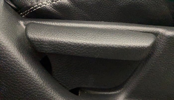 2014 Hyundai Eon MAGNA +, Petrol, Manual, 1,11,302 km, Driver Side Adjustment Panel