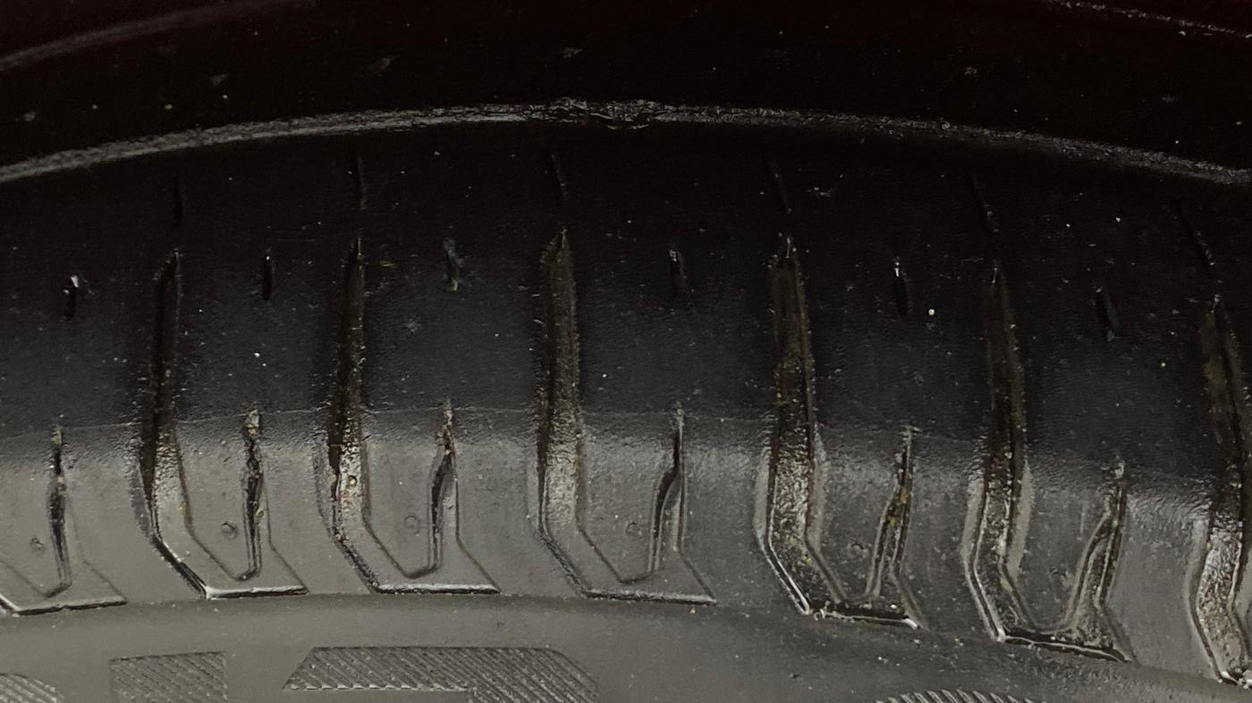 2025 Maruti Swift ZXi AMT, Petrol, Automatic, 62,398 km, Left Front Tyre Tread