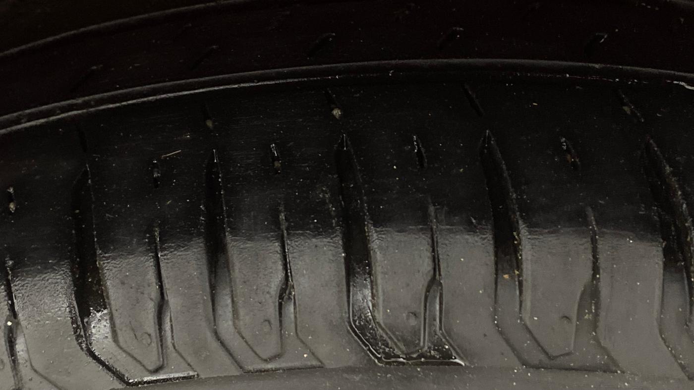 2025 Maruti Swift ZXi AMT, Petrol, Automatic, 62,398 km, Left Rear Tyre Tread