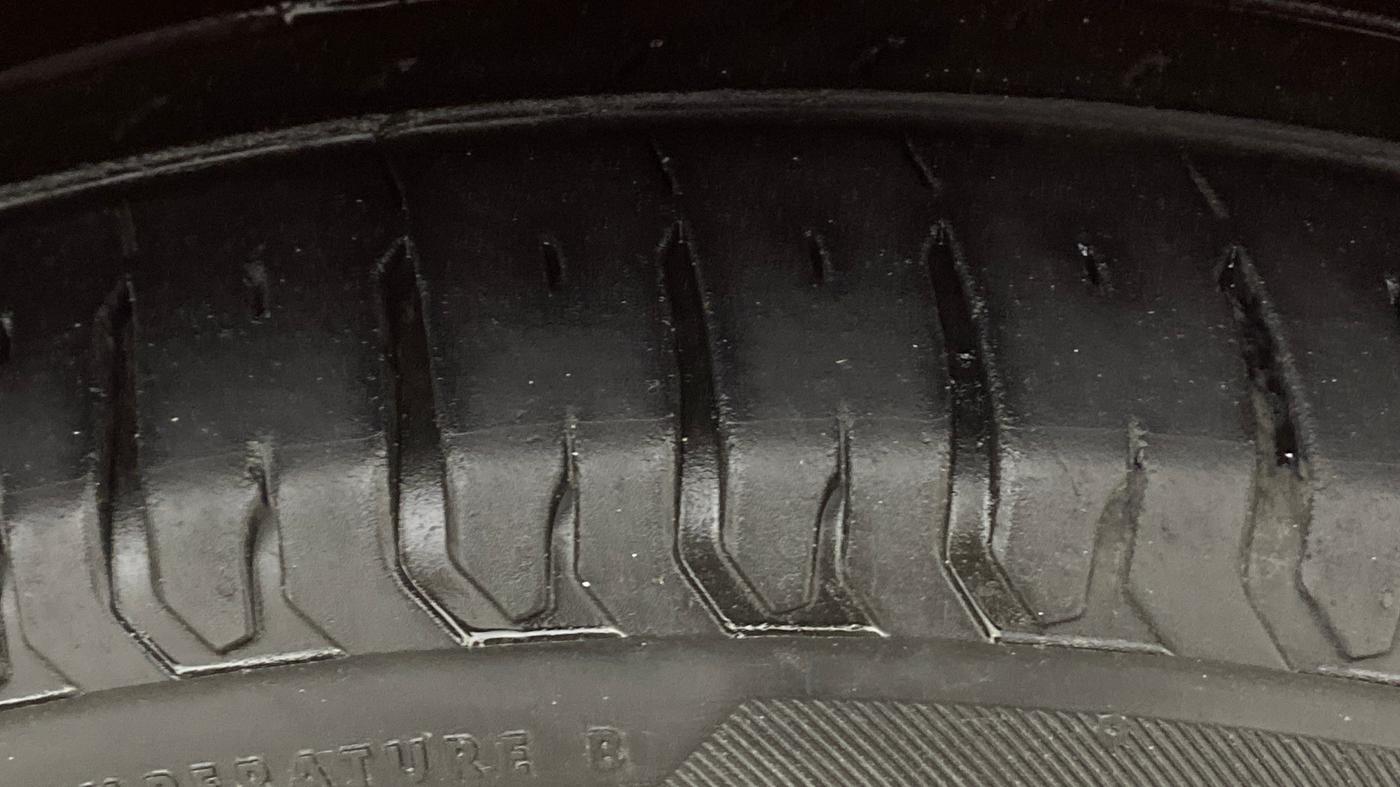 2025 Maruti Swift ZXi AMT, Petrol, Automatic, 62,398 km, Right Front Tyre Tread