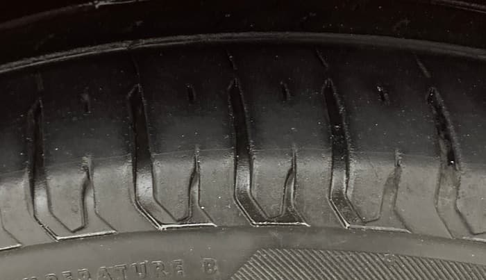 2025 Maruti Swift ZXi AMT, Petrol, Automatic, 62,398 km, Right Front Tyre Tread
