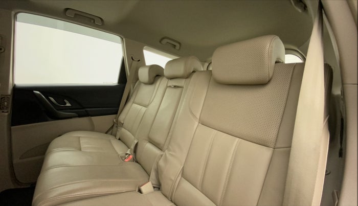 2016 Mahindra XUV500 W10, Diesel, Manual, 33,798 km, Right Side Rear Door Cabin