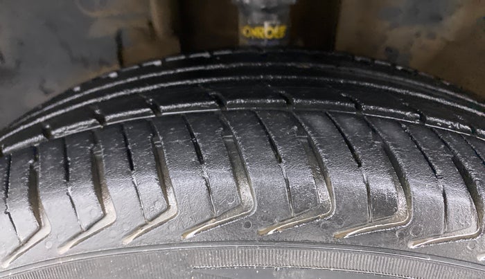 2019 Renault Kwid 1.0 RXT Opt, Petrol, Manual, 37,526 km, Left Front Tyre Tread