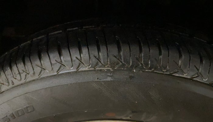 2014 Hyundai i10 MAGNA 1.1, Petrol, Manual, 48,213 km, Left Front Tyre Tread