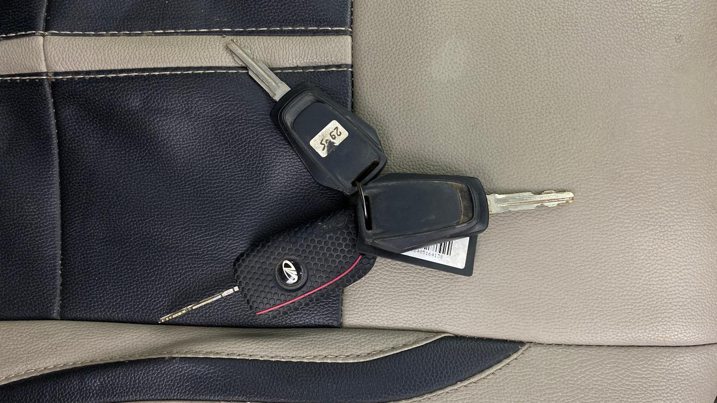 2016 Mahindra Kuv100 K4 6 STR, Petrol, Manual, 31,051 km, Key Close Up