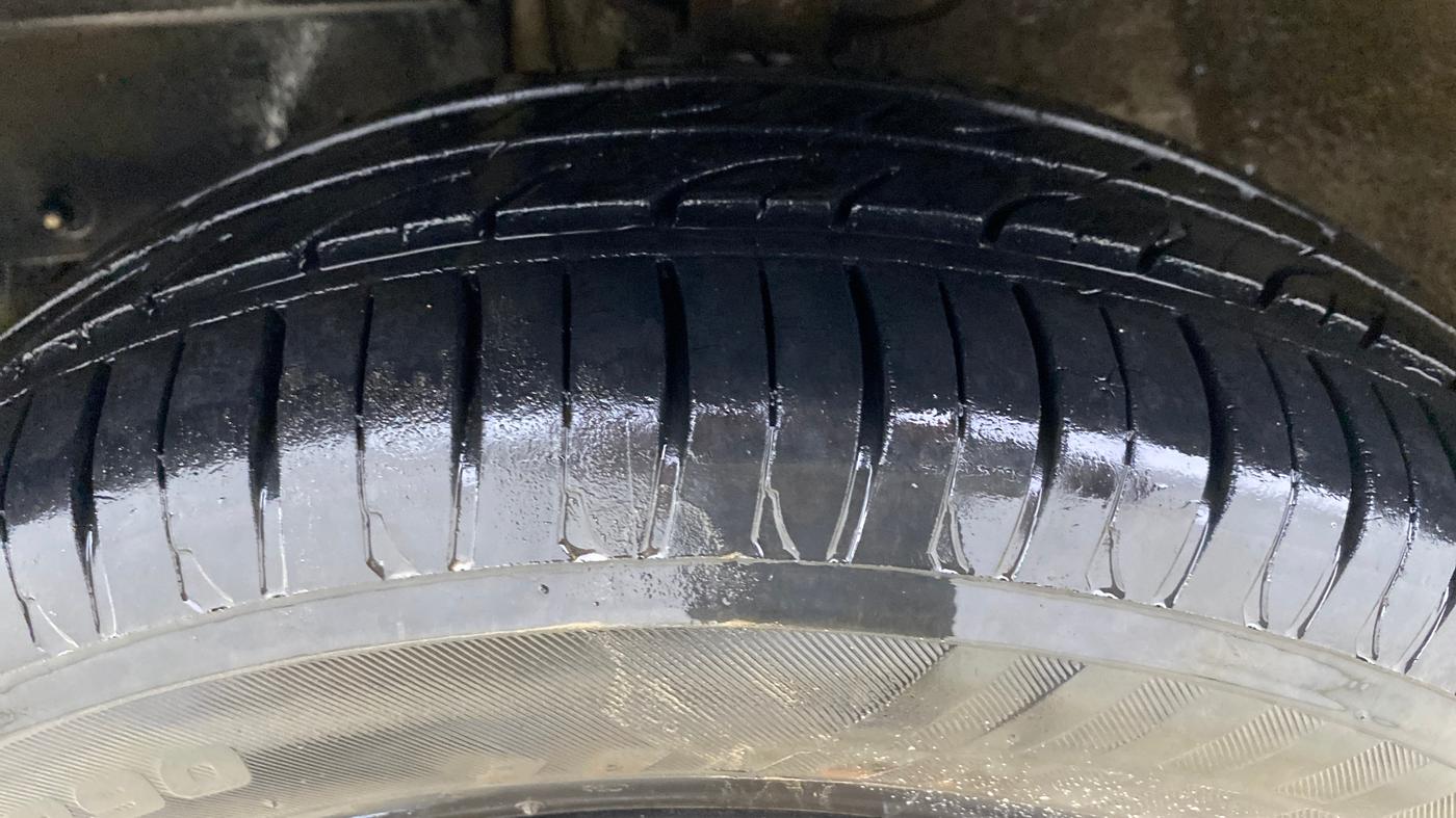 2016 Mahindra Kuv100 K4 6 STR, Petrol, Manual, 31,051 km, Left Front Tyre Tread