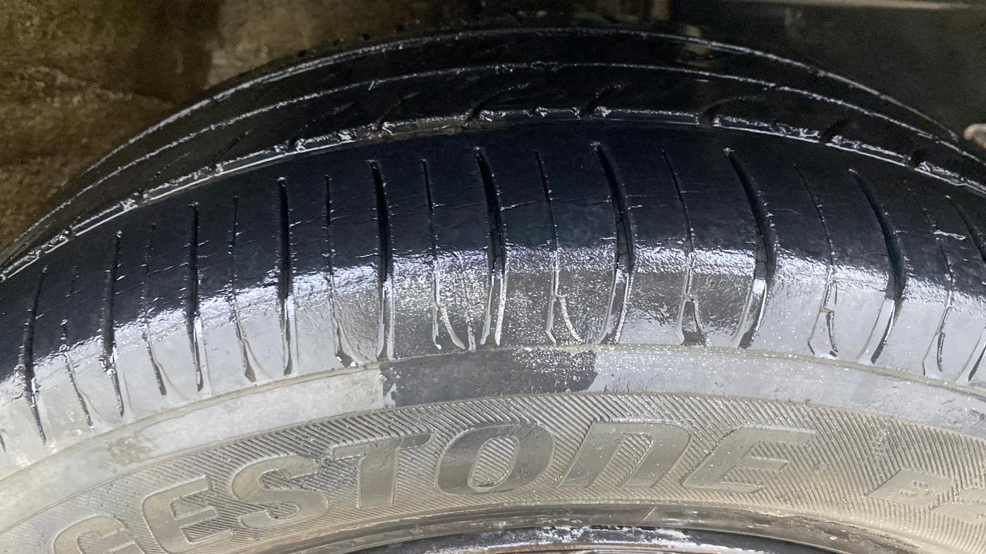 2016 Mahindra Kuv100 K4 6 STR, Petrol, Manual, 31,051 km, Right Front Tyre Tread