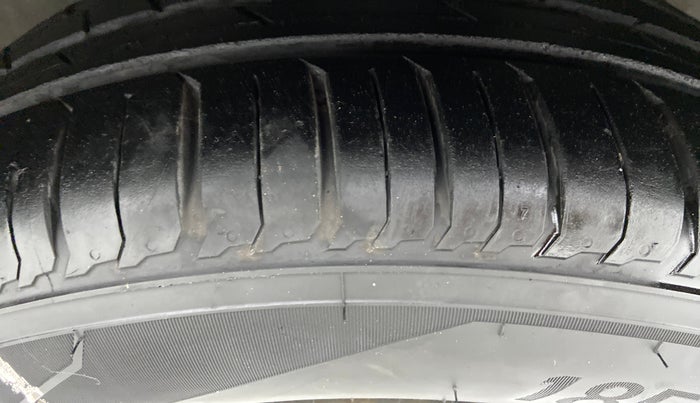 2012 Hyundai Verna FLUIDIC 1.6 EX VTVT, Petrol, Manual, 96,205 km, Right Rear Tyre Tread