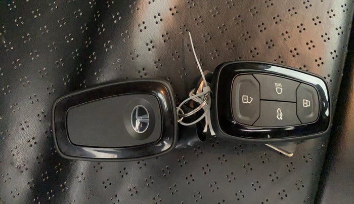 2023 Tata PUNCH ACCOMPLISHED DAZZLE CAMO MT, Petrol, Manual, 40,387 km, Key Close Up