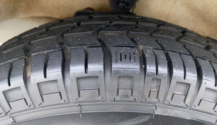 2020 Maruti Eeco 5 STR WITH AC PLUSHTR, Petrol, Manual, Left Front Tyre Tread