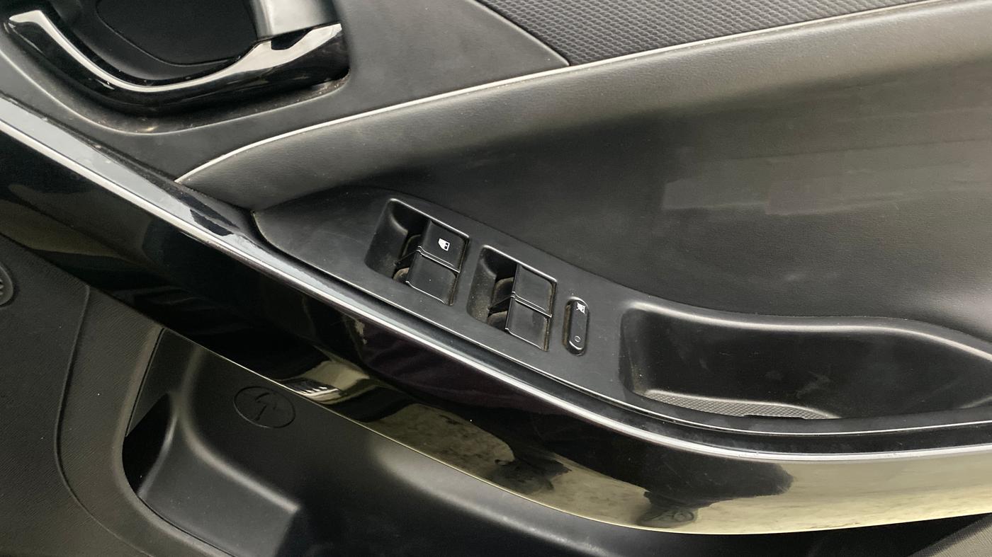 2022 Tata NEXON XZA PLUS (PREMIUM) KAZIRANGA DIESEL, Diesel, Automatic, 62,590 km, Driver Side Door Panels Control