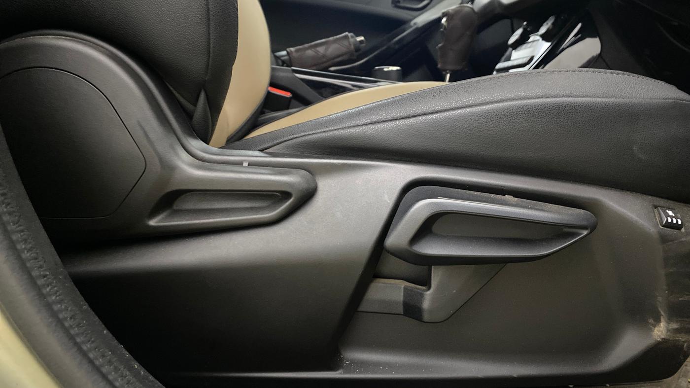 2022 Tata NEXON XZA PLUS (PREMIUM) KAZIRANGA DIESEL, Diesel, Automatic, 62,590 km, Driver Side Adjustment Panel