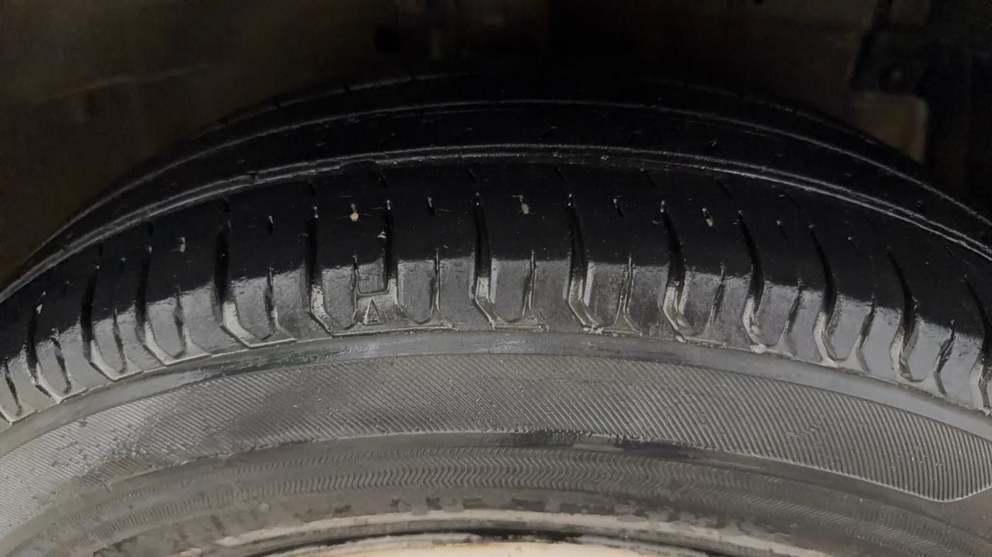 2015 Maruti Swift LXI (O), Petrol, Manual, 59,953 km, Right Front Tyre Tread