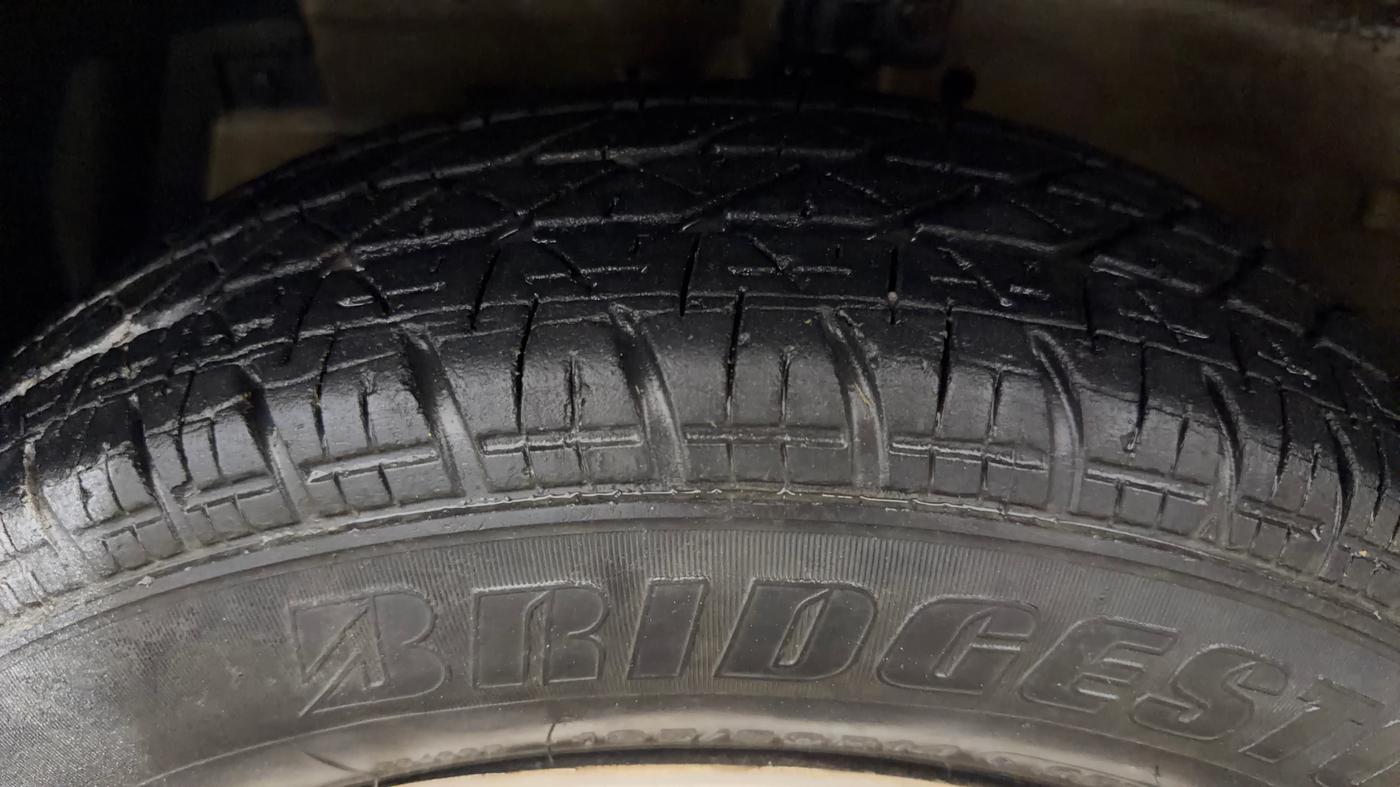 2015 Maruti Swift LXI (O), Petrol, Manual, 59,953 km, Left Front Tyre Tread