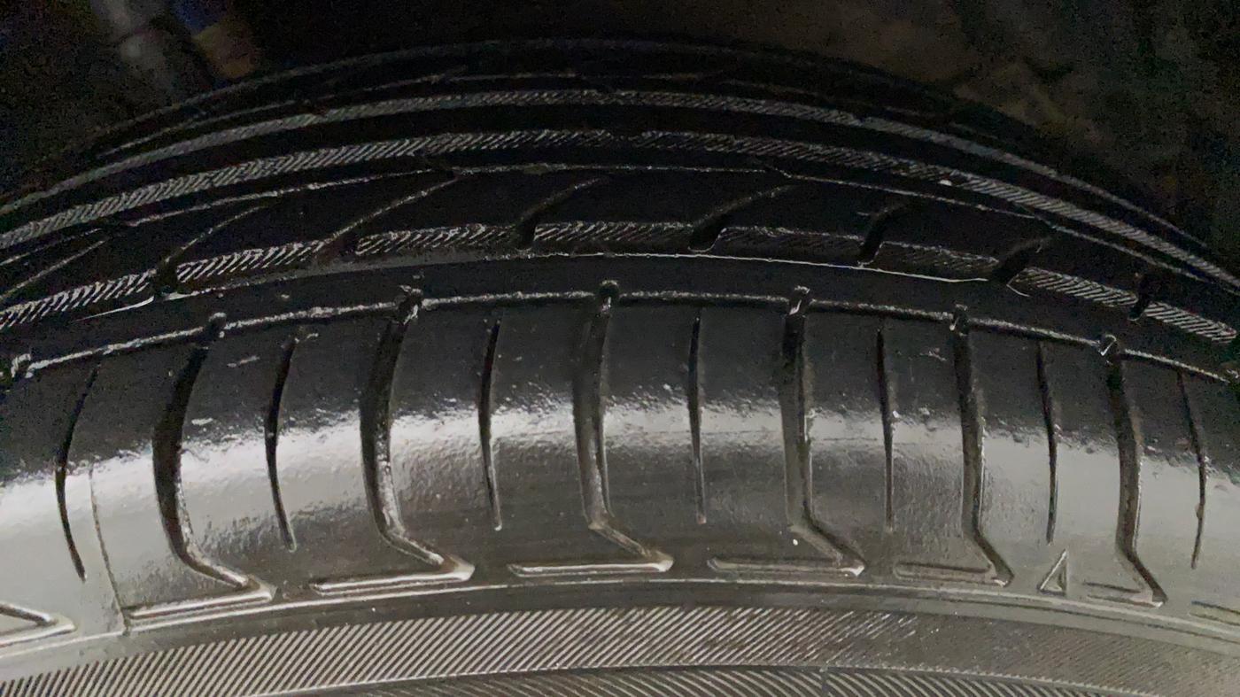 2012 Maruti Swift ZXI, Petrol, Manual, 25,077 km, Left Front Tyre Tread
