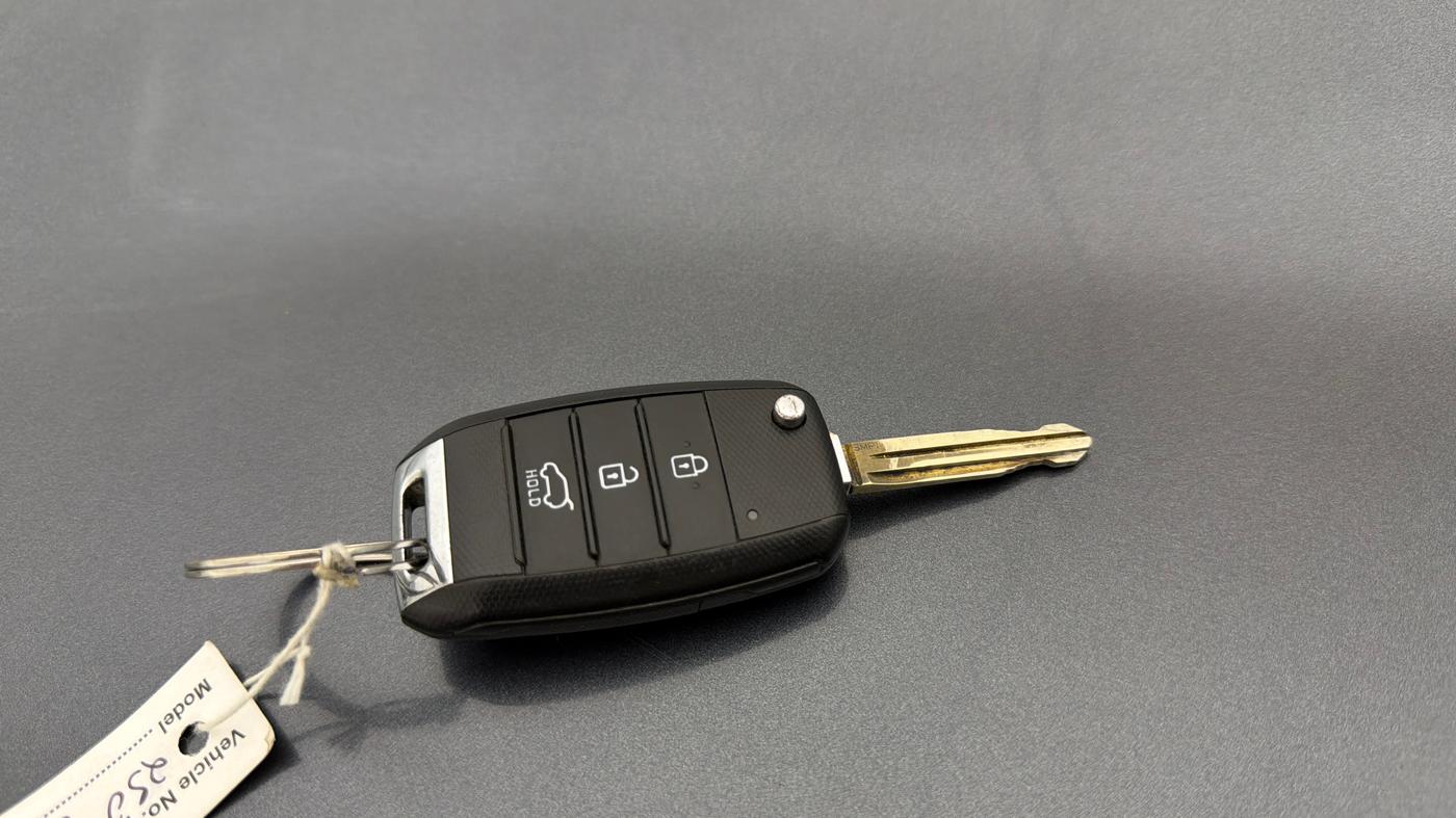 2022 KIA SONET HTK 1.2, Petrol, Manual, 31,406 km, Key Close Up