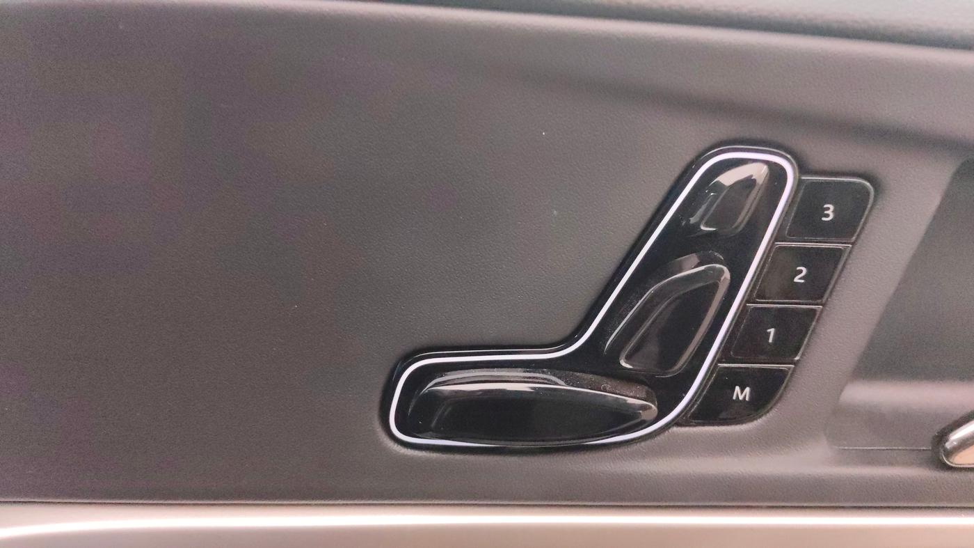 2025 Mahindra XUV700 AX 7 D MT 7 STR, Diesel, Manual, 9,461 km, Driver Side Adjustment Panel
