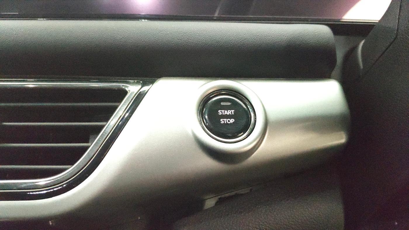 2025 Mahindra XUV700 AX 7 D MT 7 STR, Diesel, Manual, 9,461 km, Keyless Start/ Stop Button
