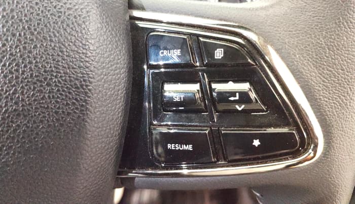 2025 Mahindra XUV700 AX 7 D MT 7 STR, Diesel, Manual, 9,461 km, Adaptive Cruise Control