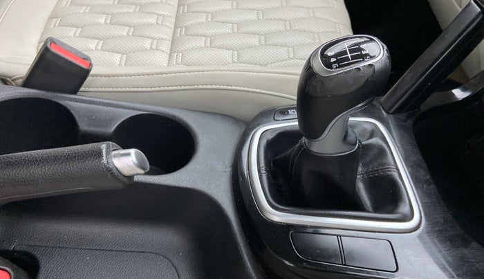 2020 KIA SELTOS HTX 1.5 DIESEL, Diesel, Manual, 75,091 km, Gear lever - Knob cover torn