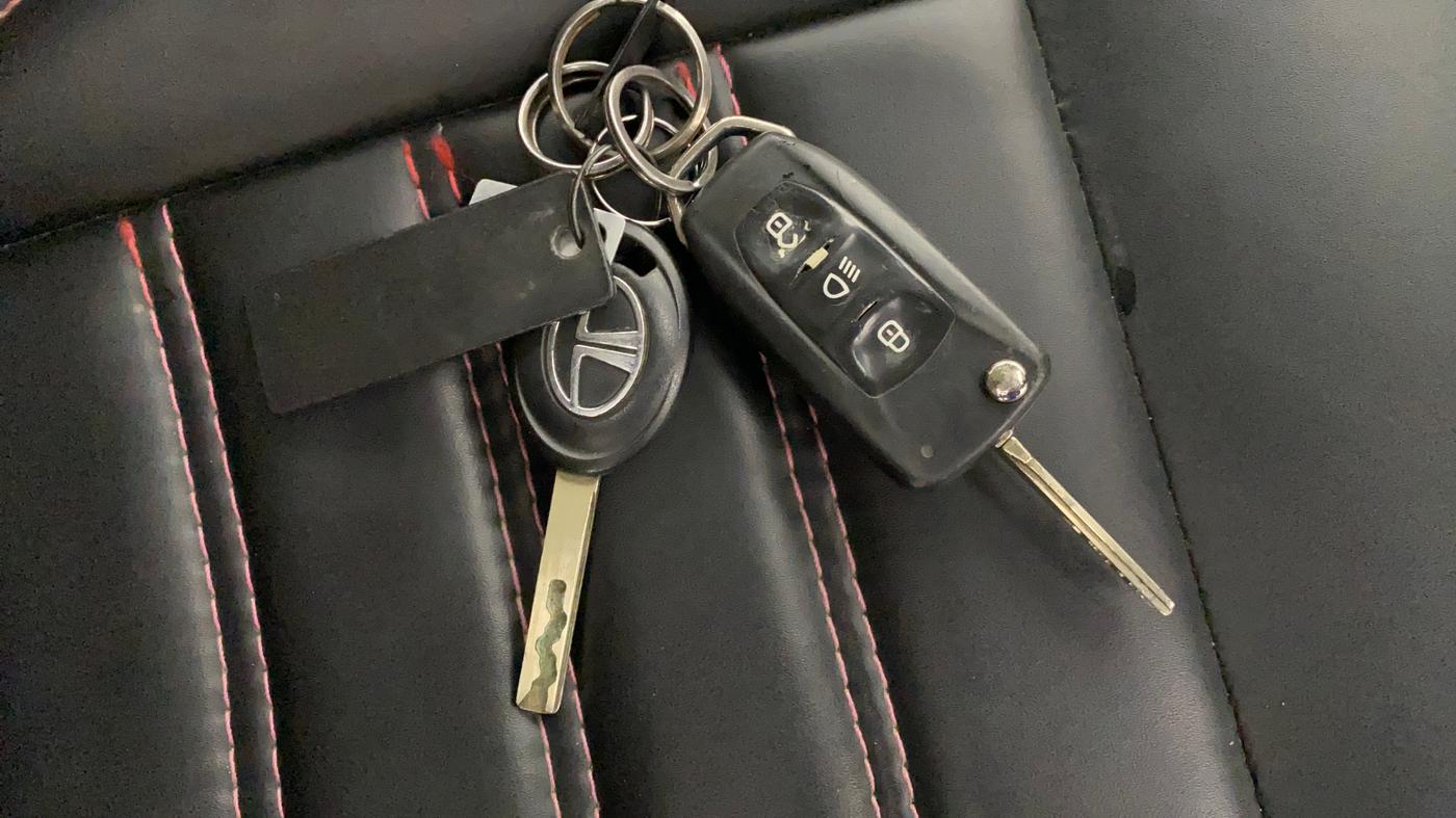 2018 Tata NEXON XM PETROL, CNG, Manual, 1,19,233 km, Key Close Up