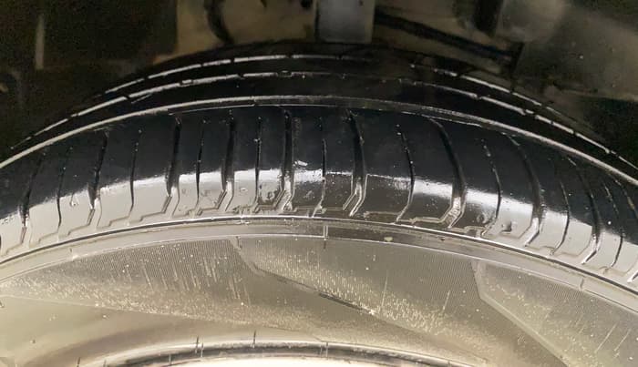 2018 Tata NEXON XM PETROL, CNG, Manual, 1,20,081 km, Right Front Tyre Tread
