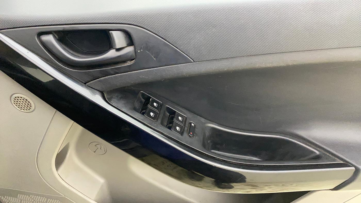 2018 Tata NEXON XM PETROL, CNG, Manual, 1,19,233 km, Driver Side Door Panels Control