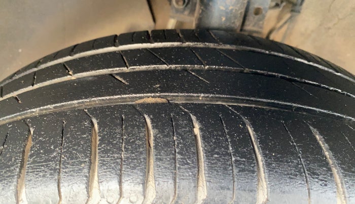 2016 Volkswagen Ameo HIGHLINE1.2L, Petrol, Manual, 81,347 km, Left Front Tyre Tread