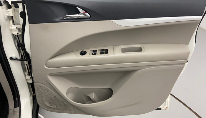 2019 Mahindra MARAZZO M8 7 STR, Diesel, Manual, 13,234 km, Driver Side Door Panels Control