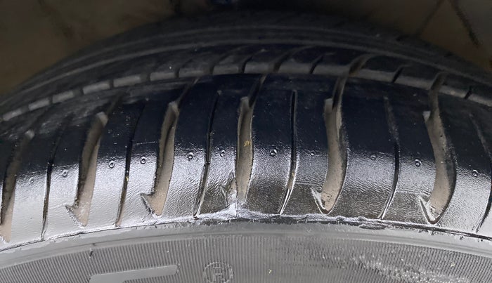 2011 Hyundai Verna FLUIDIC 1.6 SX VTVT OPT, Petrol, Manual, 78,381 km, Right Front Tyre Tread
