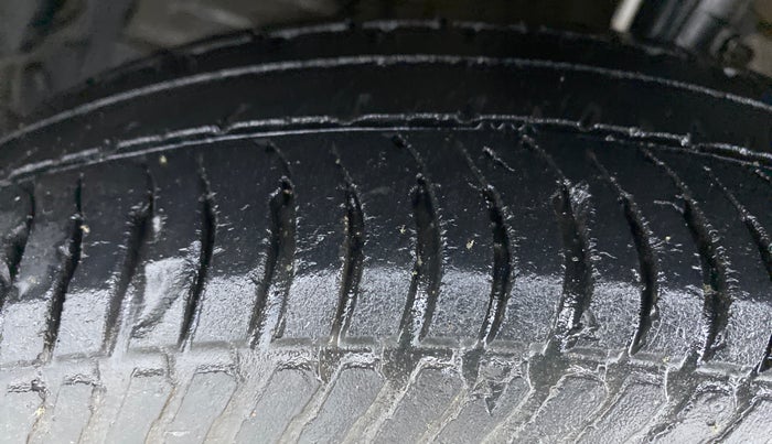 2014 Maruti Swift VXI D, Petrol, Manual, 29,810 km, Left Front Tyre Tread