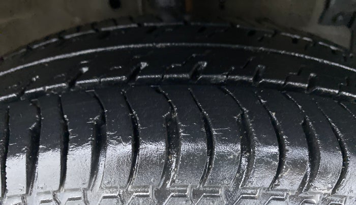2014 Maruti Swift VXI D, Petrol, Manual, 29,810 km, Right Front Tyre Tread
