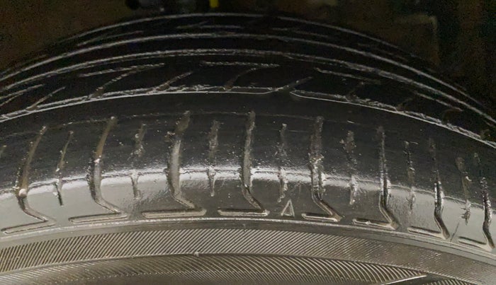 2016 Maruti Ertiga VXI CNG, CNG, Manual, 98,401 km, Right Front Tyre Tread