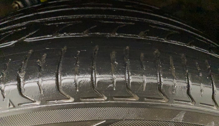 2016 Maruti Ertiga VXI CNG, CNG, Manual, 98,401 km, Left Front Tyre Tread