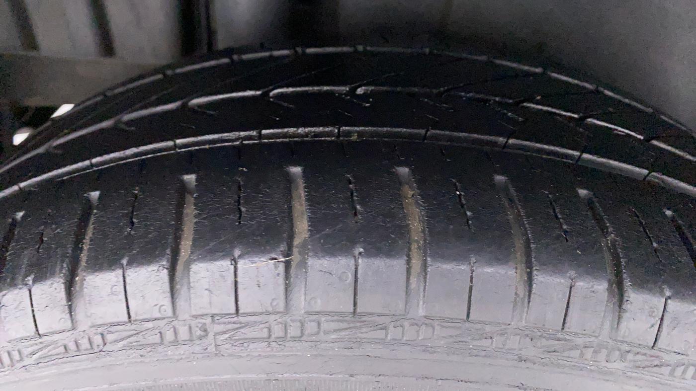 2017 Maruti Swift ZXI D, Petrol, Manual, 45,739 km, Right Rear Tyre Tread