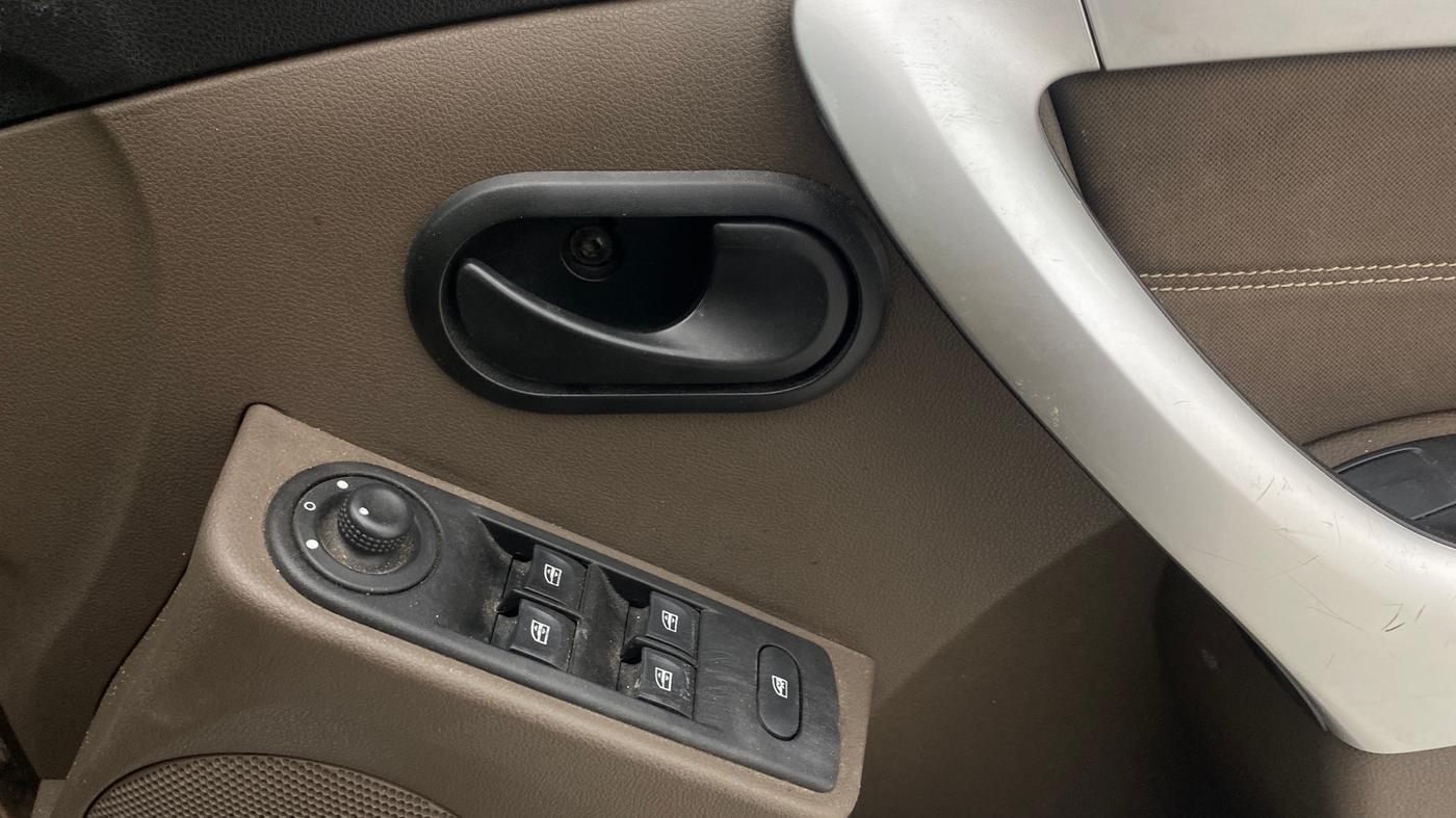 2018 Renault Duster RXS CVT, Petrol, Automatic, 98,904 km, Driver Side Door Panels Control