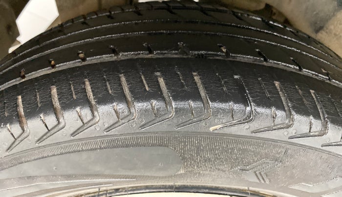 2013 Maruti A Star VXI (ABS) AT, Petrol, Automatic, 95,546 km, Right Rear Tyre Tread