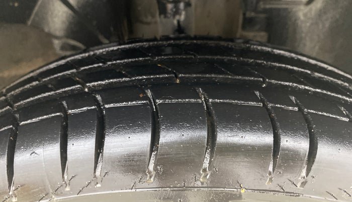 2016 Renault Kwid RXT 1.0 AMT, Petrol, Automatic, 45,705 km, Right Front Tyre Tread