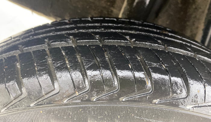 2016 Renault Kwid RXT 1.0 AMT, Petrol, Automatic, 45,705 km, Right Rear Tyre Tread