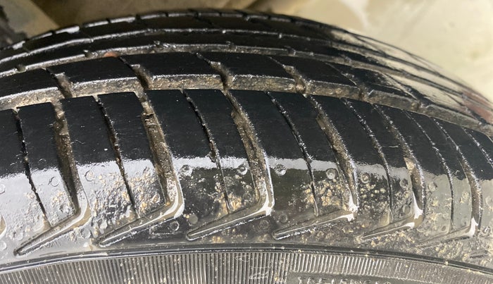 2016 Renault Kwid RXT 1.0 AMT, Petrol, Automatic, 45,705 km, Left Rear Tyre Tread