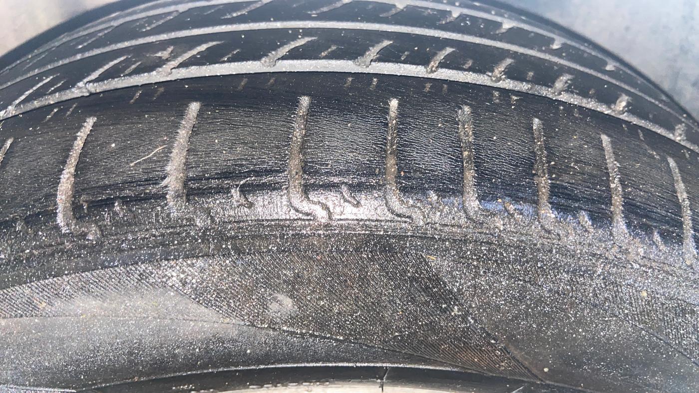 2016 Volkswagen Vento HIGHLINE 1.5 AT, Diesel, Automatic, 1,88,179 km, Right Front Tyre Tread