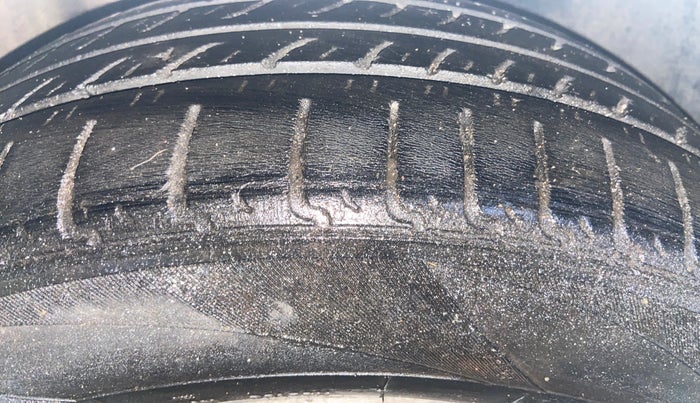 2017 Volkswagen Vento HIGHLINE 1.5 AT, Diesel, Automatic, 1,88,179 km, Right Front Tyre Tread